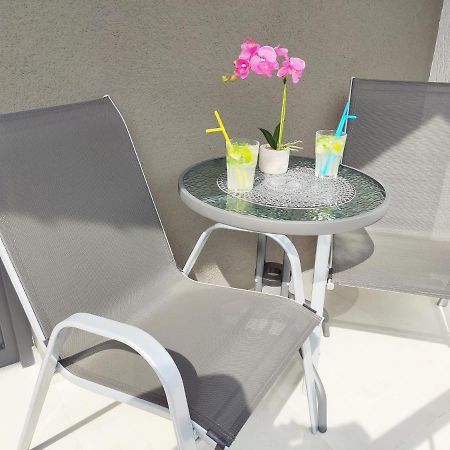 White Studio Apartman Pula Exterior foto